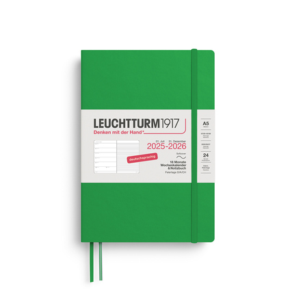 Grüner Buchkalender im DIN A5 Format für Juli 2025 bis Dezember 2026 mit Notizseiten.