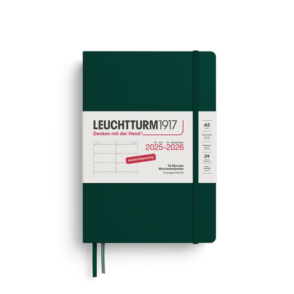 Dunkelgrüner Buchkalender im DIN A5 Format mit Jahresangabe 2025-2026 und elastischem Verschluss.