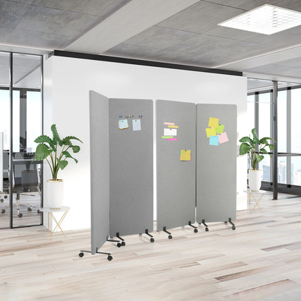 Mobile Stellwand in grau mit Notizen, auf Rollen, in modernem Büro mit viel Licht und Pflanzen.