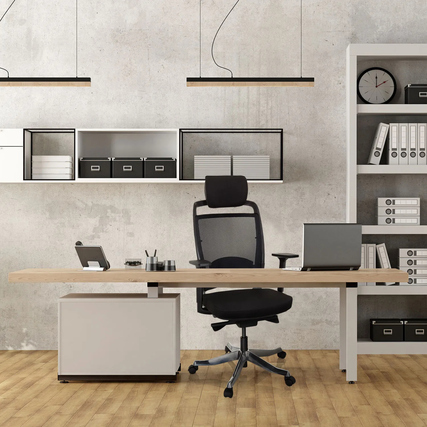 Bürodrehstuhl IKAST I in modernem Arbeitsumfeld mit Schreibtisch und Regalen.