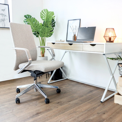 Bürodrehstuhl BESSONA vor einem Schreibtisch in einem modernen Büroambiente.