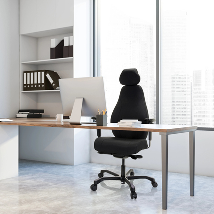 Schwarzer Chefsessel RESISTO XXL vor einem Arbeitsplatz mit Schreibtisch und Computer.
