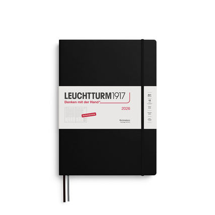 Schwarzer Buchkalender im A4+ Format für das Jahr 2026 mit einer weißen Banderole.