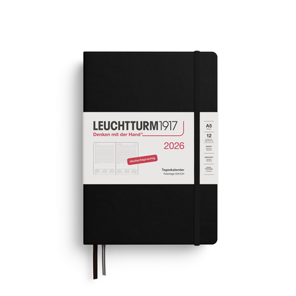 Schwarzer Buchkalender im DIN A5 Format mit einem weißen Etikett auf dem Umschlag.