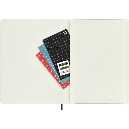 Offene Moleskine Buchkalender XL 2026 mit Aufklebern in verschiedenen Farben auf einer Seite.