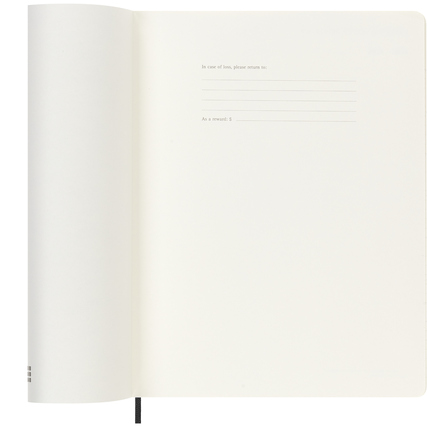 Offene Innenseite eines schwarzen Moleskine Buchkalenders mit Platz für persönliche Informationen.