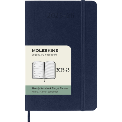 Blaues Softcover-Buchkalender mit Gummiband, beschriftet mit "2025-26".