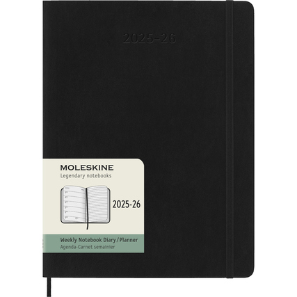 Schwarzer Moleskine Buchkalender XL mit einem Aufkleber, der das Kalenderdatum 2025-26 zeigt.