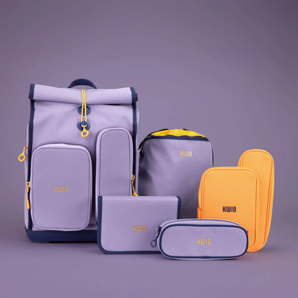 Schulranzen in Grau mit gelben Akzenten, umgeben von weiteren Zubehörteilen auf lila Hintergrund.