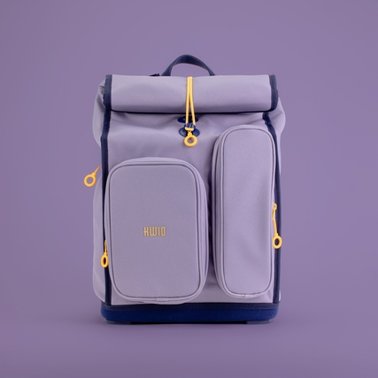 Schulranzen in lila und navy mit zwei Fronttaschen und Rolltop-Verschluss auf lila Hintergrund.