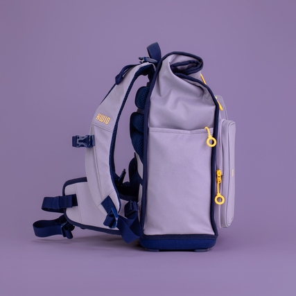 Schulranzen in grau-blau mit Rolltop-Verschluss und mehreren Fächern, seitlich abgebildet.