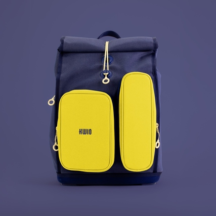 Schulranzen in Blau mit gelben Fronttaschen und Rolltopverschluss.