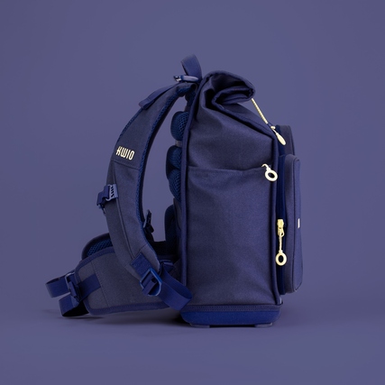 KWIO Schulranzen BAGG in blauer Farbe, seitliche Ansicht mit Rolltop-Verschluss und Taschen.