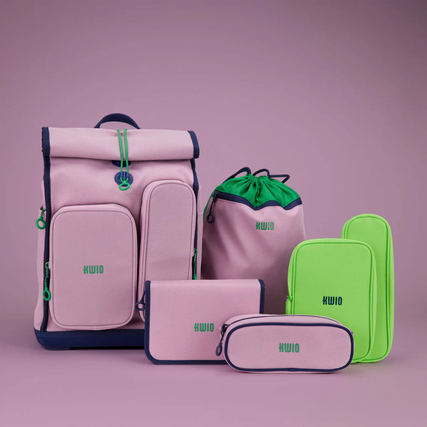 Schulranzen KWIO BAGG in zwei Farben zusammen mit passendem Zubehör auf lila Hintergrund.