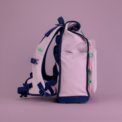 Schulranzen KWIO BAGG in rosa und blau mit seitlichen Taschen und Rolltop-Verschluss.