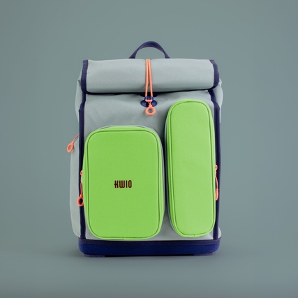 Schulranzen in grau mit grünen und blauen Fronttaschen sowie Rolltop-Verschluss.
