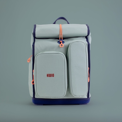 KWIO Schulranzen BAGG in Hellblau mit zwei vorderen Taschen und Rolltop-Verschluss.