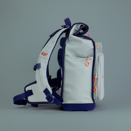 Schulranzen KWIO BAGG in Seitenansicht, mit Rolltop-Verschluss und mehreren Fächern.