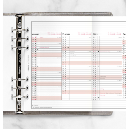 Kalendereinlage von FILOFAX für das Jahr 2027, angeordnet in einem Ordner mit Inhalt.