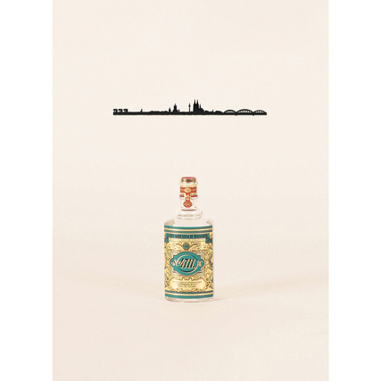 Schwarze Stahlwandkunst der Kölner Skyline über einer dekorativen Flasche auf hellem Hintergrund.