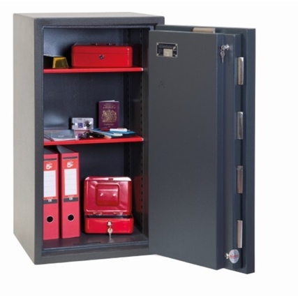 Doppelbartschlosstresor mit offenem Inhalt, ausgestattet mit Regalen und Dokumenten.