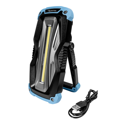 Arbeitsleuchte mit zwei Haftmagneten, verstellbarem Standfuß und USB-Ladekabel.