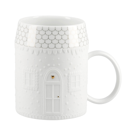 Weiße Tasse in Hausform mit Prägung, dekorativen Dachziegeln und goldenem Türdetails.