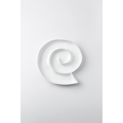 Weiße Porzellanschale in geschwungener Spiralform auf hellem Hintergrund.