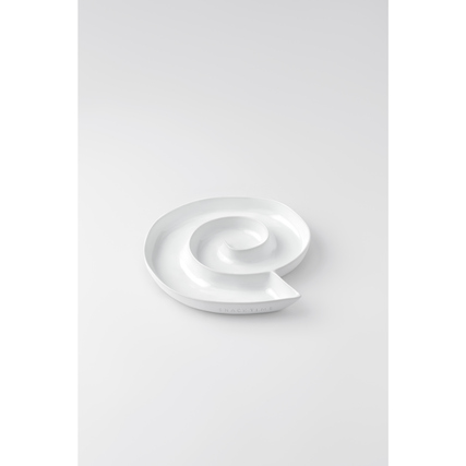 Weißer Porzellanteller in spiraliger Form auf einfarbigem Hintergrund.
