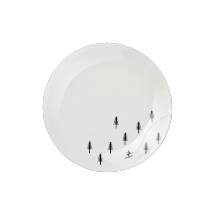 Schneeflockenmotiv auf einem weißen Dessertteller mit Bäumen und einer Skifahrer-Silhouette.