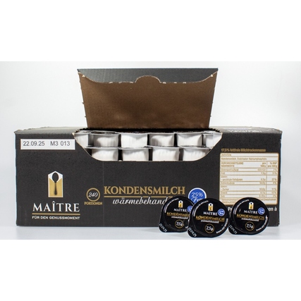 Karton mit portionierter Kondensmilch und drei einzelnen Bechern auf weißem Hintergrund.