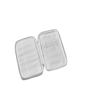 Kompaktes, offenes Reiseetui in Weiß mit mehreren Fächern zur Aufbewahrung von Reiseutensilien.