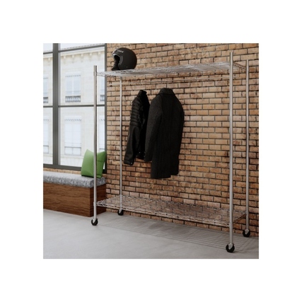 Garderobenständer mit zwei Ablagen, ausgestattet mit Jacken und einem Helm, vor einer Ziegelwand.