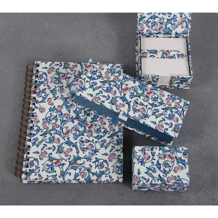 Elegante Aufbewahrungsbox mit floralem Muster, umgeben von Notizbuch und weiteren Boxen.