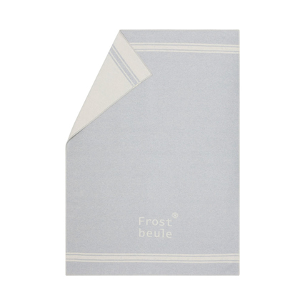 Leichte, blaue Baumwolldecke mit Zierstichumrandung und Schriftzug "Frostbeule".