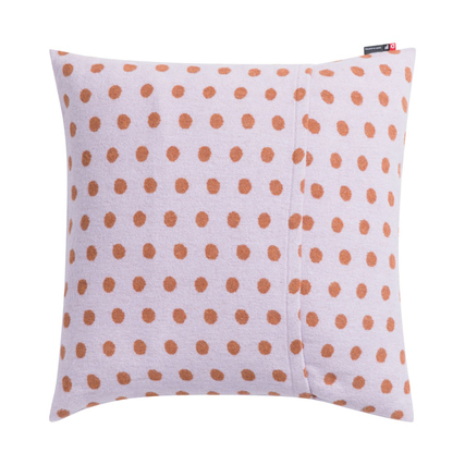 Kissenbezug mit lila Grundfarbe und braunen Punkten, ausgestattet mit Hotelverschluss.