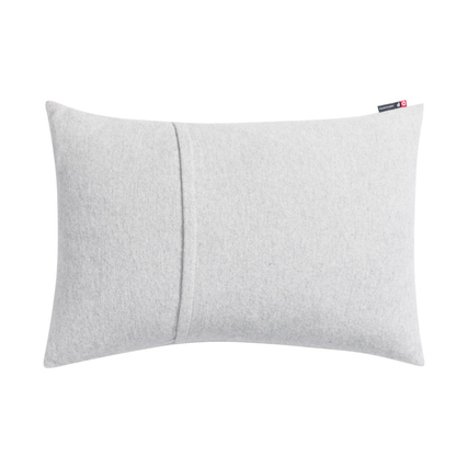 Grauer Kissenbezug mit Hotelverschluss und Nahtdetail in der Mitte.