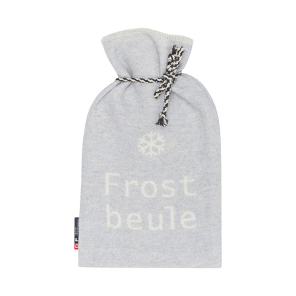 Grau-weiße Wärmflaschenhülle mit dem Schriftzug "Frostbeule" und einer Schneeflocke.