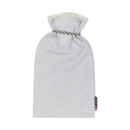 Graue Wärmflaschenhülle aus Recyclingmaterial mit dekorativer Kordel oben.