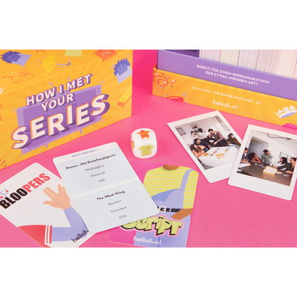 Gesellschaftsspiel mit Karten und Würfel, um Serienwissen zu testen, auf buntem Hintergrund.