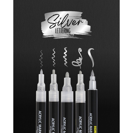 Set von fünf silbernen Acrylmarkern auf schwarzem Hintergrund mit Schriftzug "Silver Lettering".