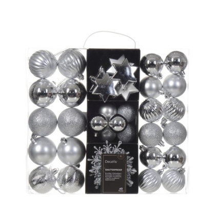 Mischung aus silbernem Christbaumschmuck mit Kugeln und Sternen in verschiedenen Designs.