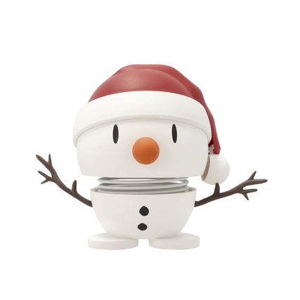 Dekorationsfigur in Form eines Schneemanns mit Weihnachtsmütze und Ästen als Arme.