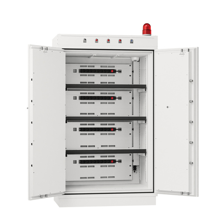 Batterietresor mit offenen Türen, Regalen und integriertem Rauchmelder, in Weiß.