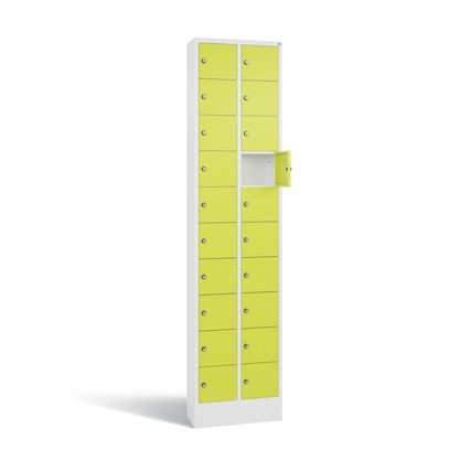 Schließfachschrank mit 20 Fächern, verkehrsweiß mit clowngrünen Türen und einem offenen Fach.