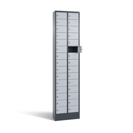 Schließfachschrank mit 30 Fächern in anthrazitgrau und weißaluminium, auf 100 mm hohen Sockel.