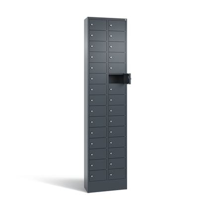 Schließfachschrank mit 30 Fächern in anthrazitgrau, Sockelhöhe 100 mm, und geöffneter Tür.