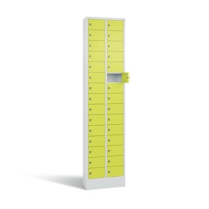 Schließfachschrank mit 30 Fächern in lichtgrau und clowngrün auf einem hohen Sockel.