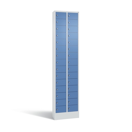 Lichtgrauer Schließfachschrank mit 30 blauen Fächern und Sockel, seitliche Ansicht.