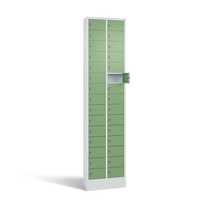 Schließfachschrank mit 30 Fächern, lichtgrau mit resedagrünen Türen, auf Sockel stehend.